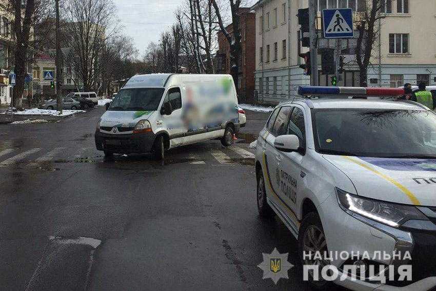 У Хмельницькому на “зебрі” мікроавтобус збив жінку