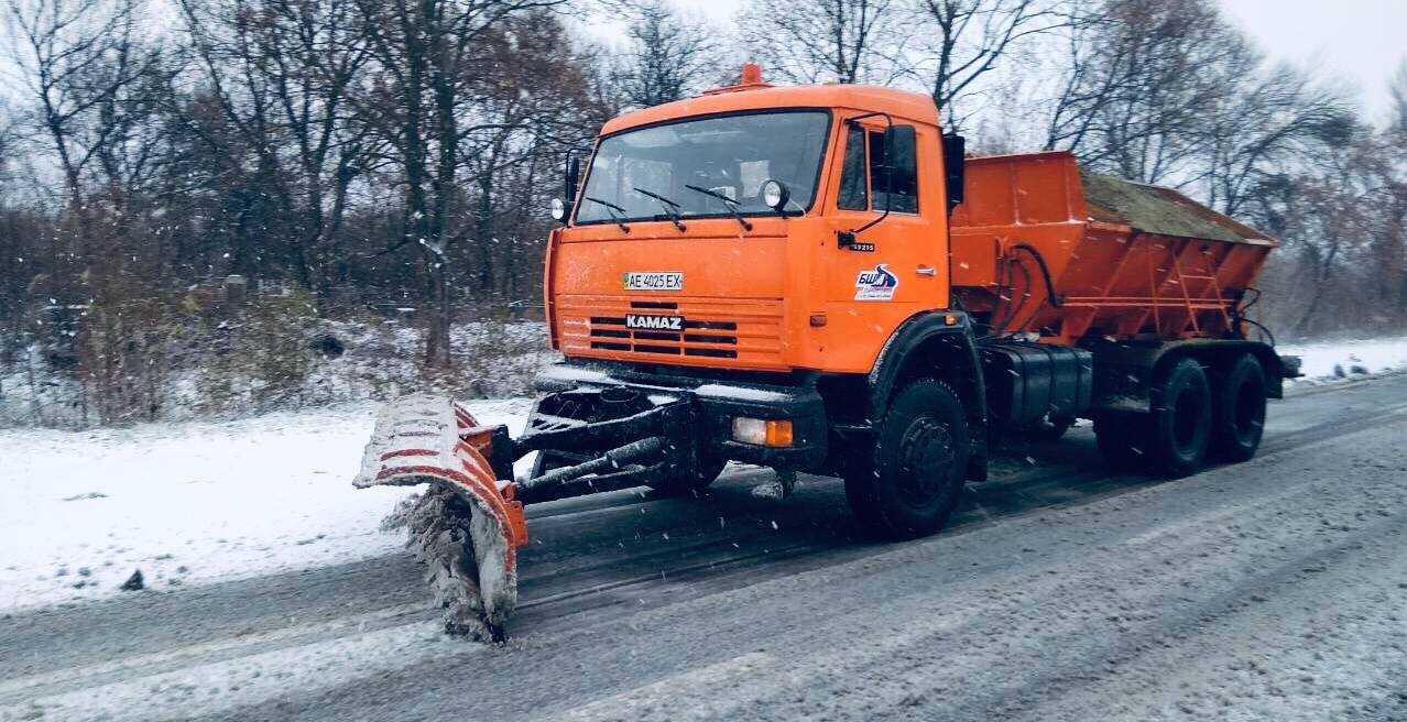 100 одиниць снігоприбиральної техніки розчищають автошляхи на Хмельниччині