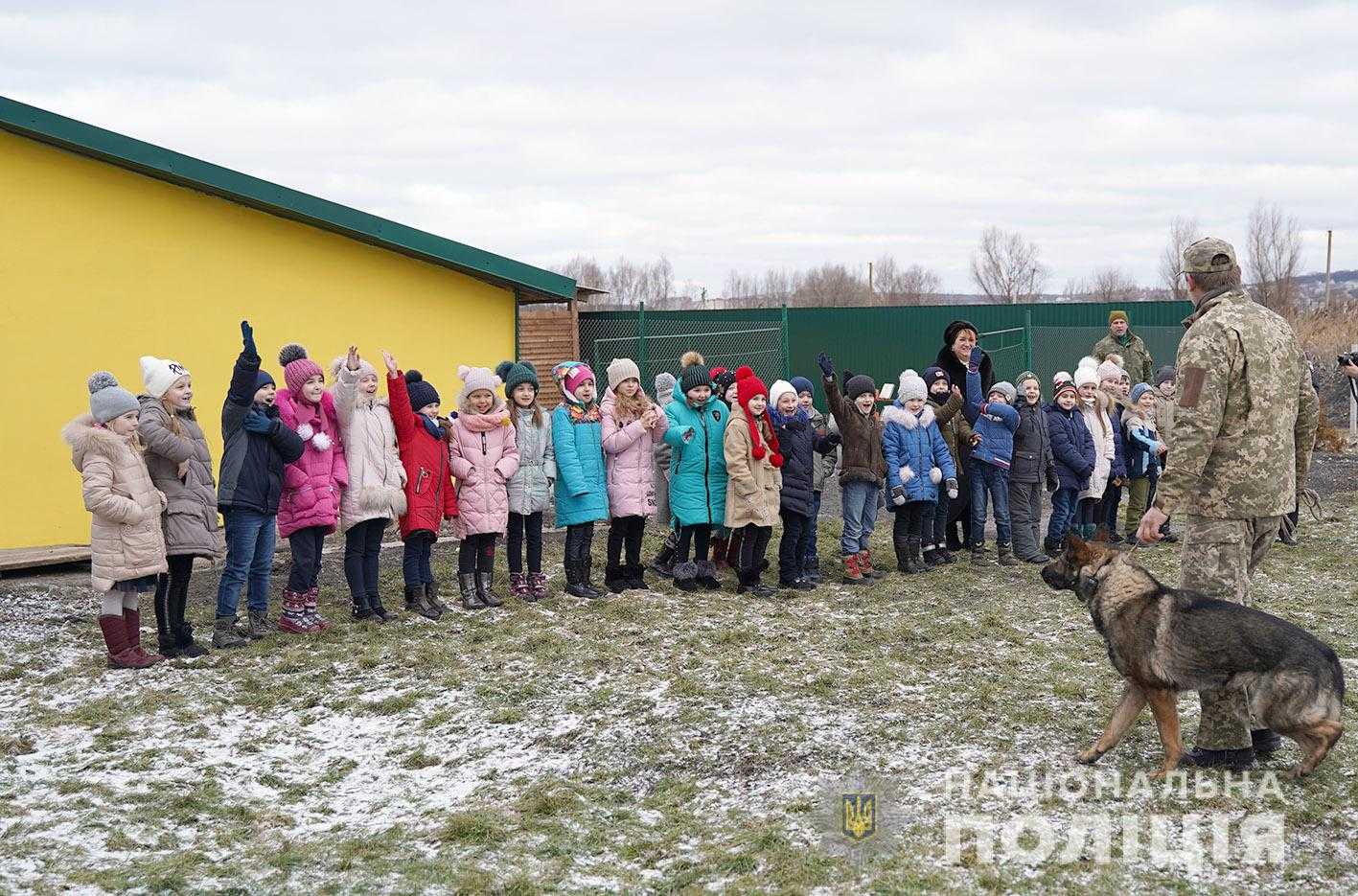 У Хмельницькому діти прийшли в гості до службових собак