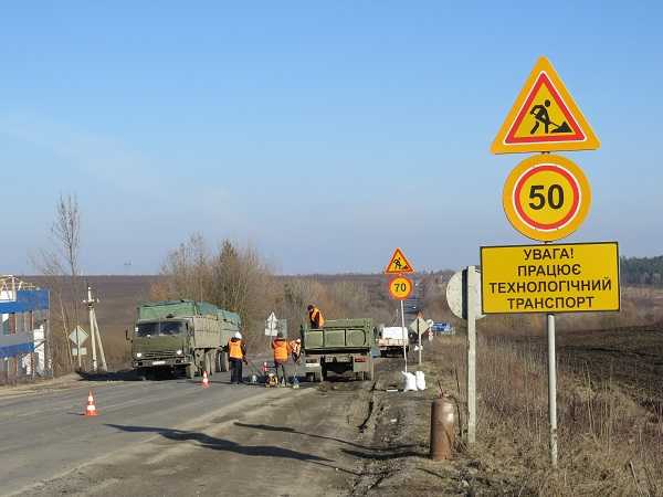 Біля Хмельницького дорожники виконують аварійний ремонт