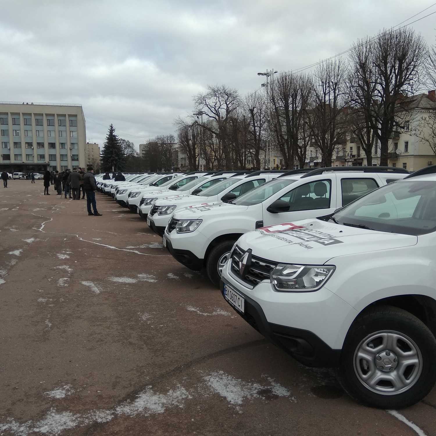 Медикам Хмельниччини дарували автомобілі та розповідали про переваги чинного Президента