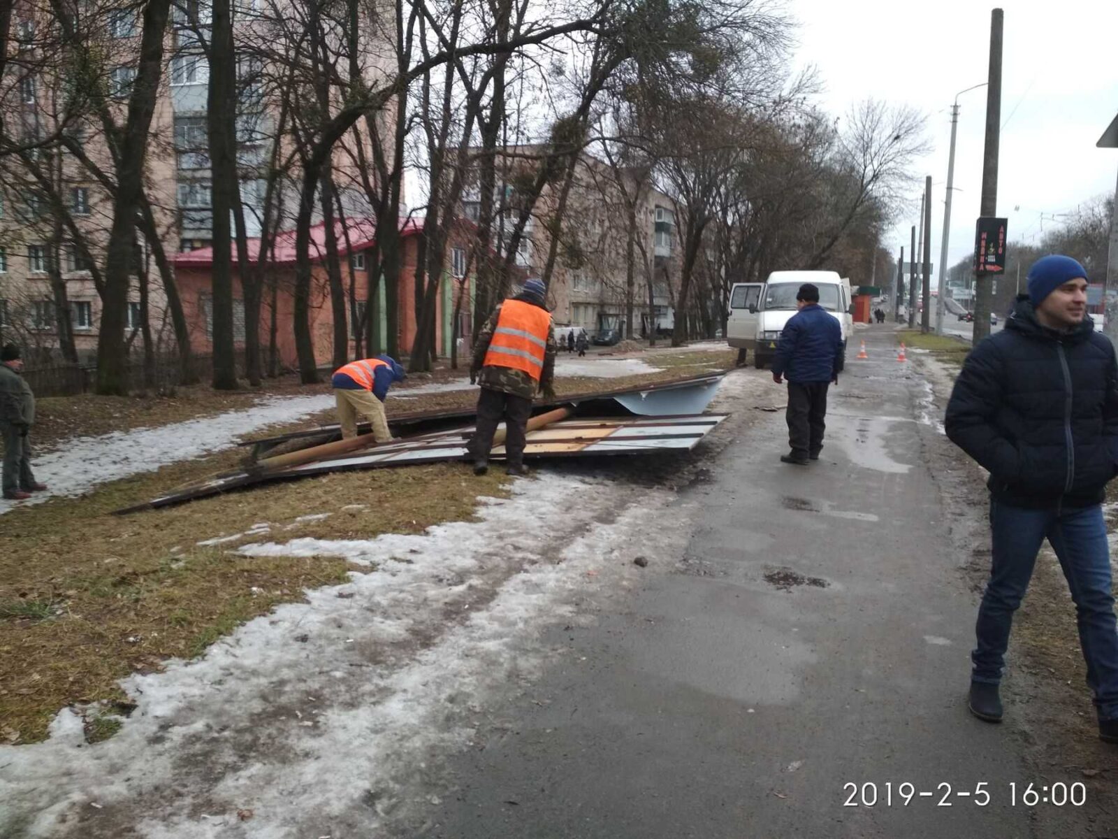 У Хмельницькому демонтували 17 незаконних рекламних конструкцій