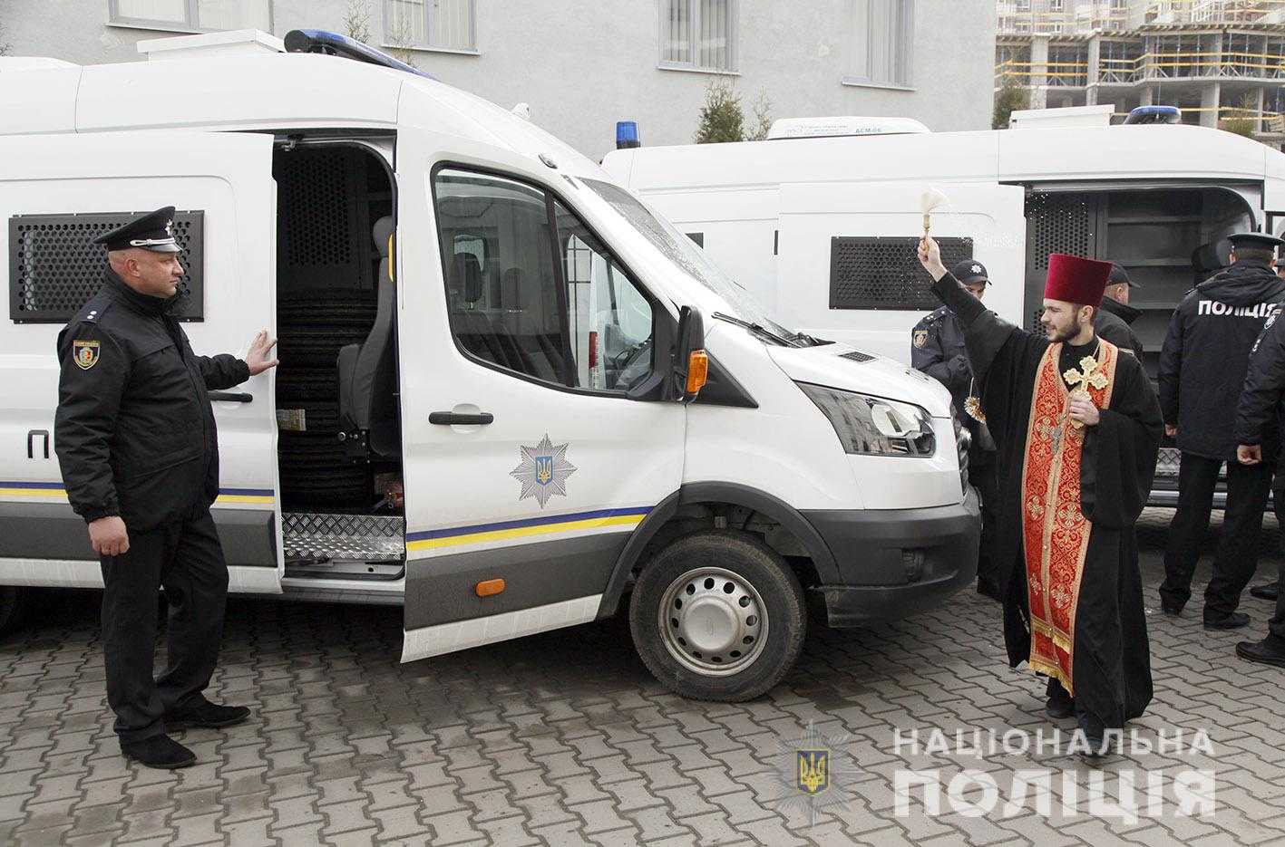 Поліція Хмельниччини отримала нові автомобілі з камерами спостереження