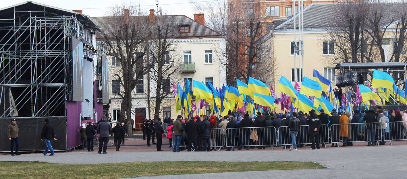 Послухати Порошенка у Хмельницькому прийшло близько десяти тисяч осіб