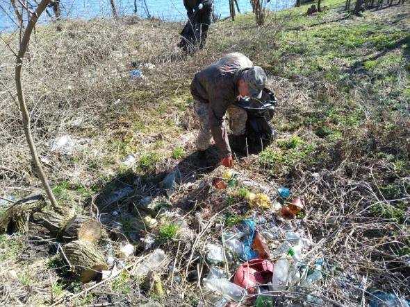 На берегах водойм Хмельниччини зібрали 25 мішків сміття