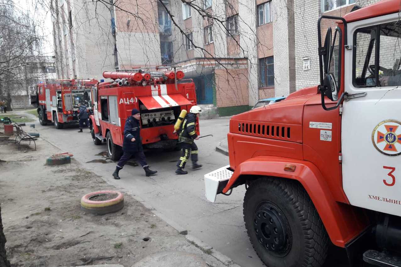 У Хмельницькому з пожежі у багатоповерхівці врятували півсотні людей