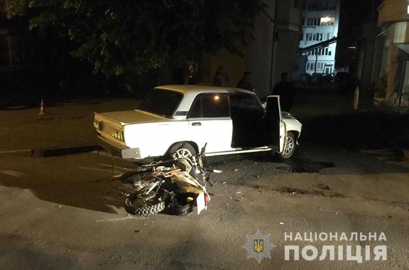 Мотоцикліст на швидкості врізався у “ВАЗ” у Хмельницькому