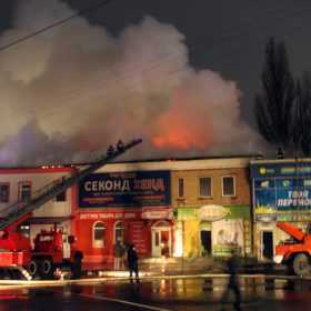 На Хмельниччині спалахнула масштабна пожежа у торгових павільйонах