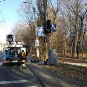 На вулиці Проскурівського підпілля змінюють старий світлофор на сучасний світлоліодний
