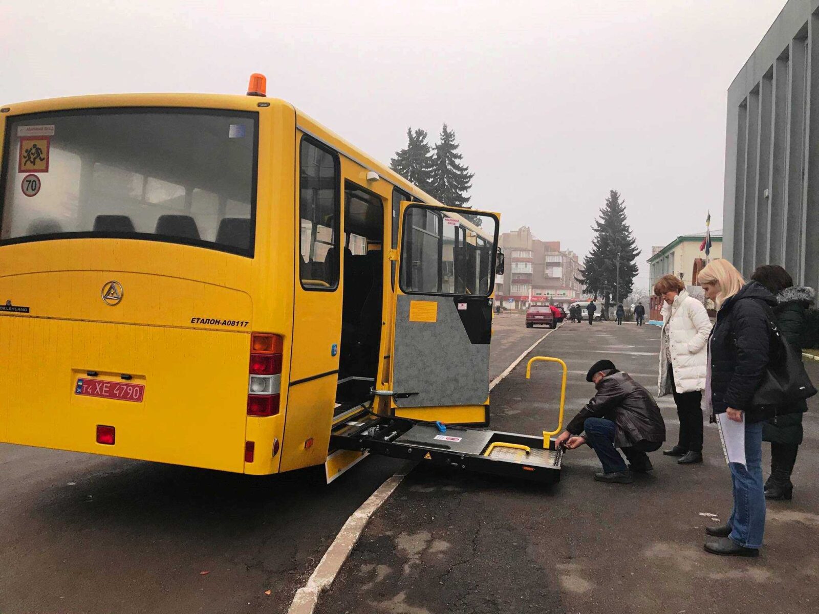 Школа на Хмельниччині отримала новий спеціалізований автобус