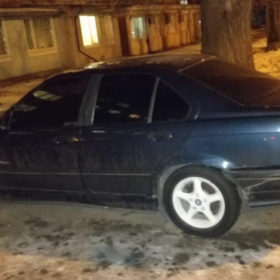 У Хмельницькому розшукують водія, який врізався у припарковане авто і втік