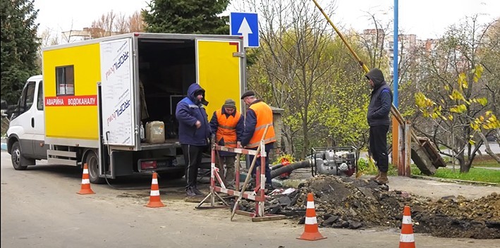 Хмельничанам пояснили, чому у місті постійно ремонтують водогони