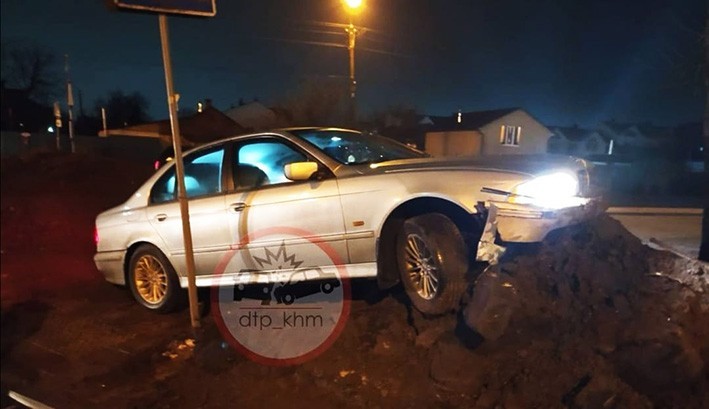 ДТП у Хмельницькому: водій влетів у земляний пагорб (ФОТО, ВІДЕО)