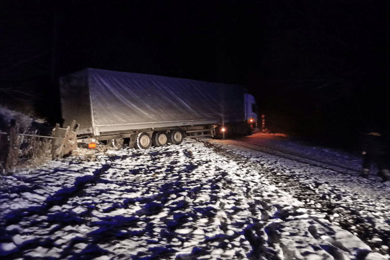 На Хмельниччині фура заблокувала рух на трасі