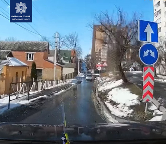 У Хмельницькому водія, який порушив правила та залишив автівку, розшукали патрульні