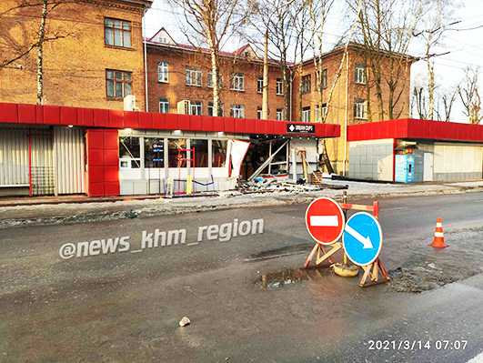 У центрі Хмельницького автомобіль розтрощив кіоск на зупинці (ФОТО)