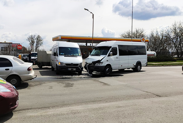 Два мікроавтобуси не розминулися у Хмельницькому (ВІДЕО)