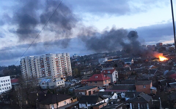 У Хмельницькому внаслідок пожежі приватний будинок вигорів вщент (ВІДЕО)