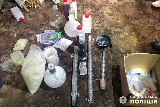 під час санкціонованого обшуку в гаражному приміщенні одного із затриманих поліцейські вилучили наркотичні речовини