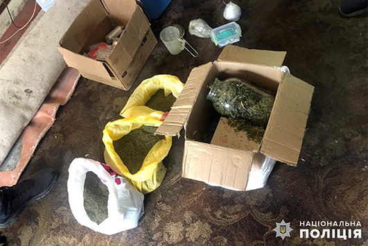 під час санкціонованого обшуку в гаражному приміщенні одного із затриманих поліцейські вилучили наркотичні речовини