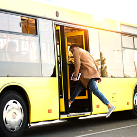 чоловік стрибає в автобус