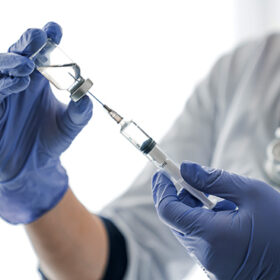 прививка врач вакцина