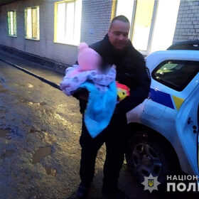 поліцейський доставив дитину в лікарню