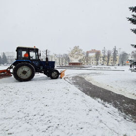 трактор чистить сніг