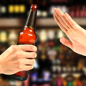 рука, пляшка пива, алкоголь