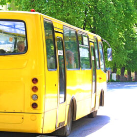 жовтий автобус