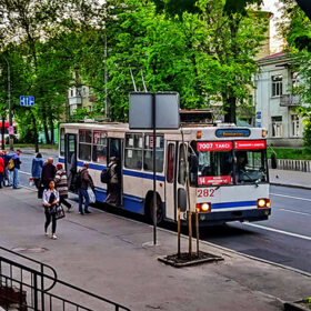 тролейбус на зупинці