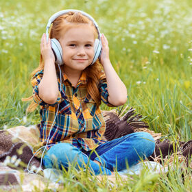 дівчинка слухає музику