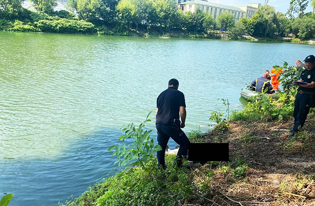 У шепетівській водоймі виявили тіло жінки