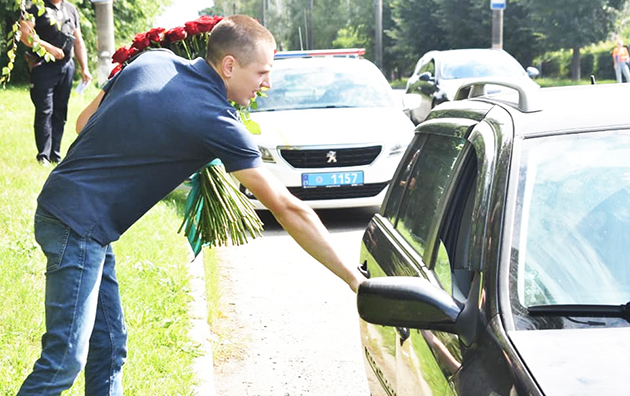 У Шепетівці патрульні зупинили автомобіль, щоб водій зміг зробити пропозицію коханій (ФОТО)