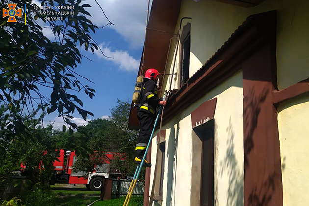 На Хмельниччині протягом доби горіли три будівлі та автомобіль