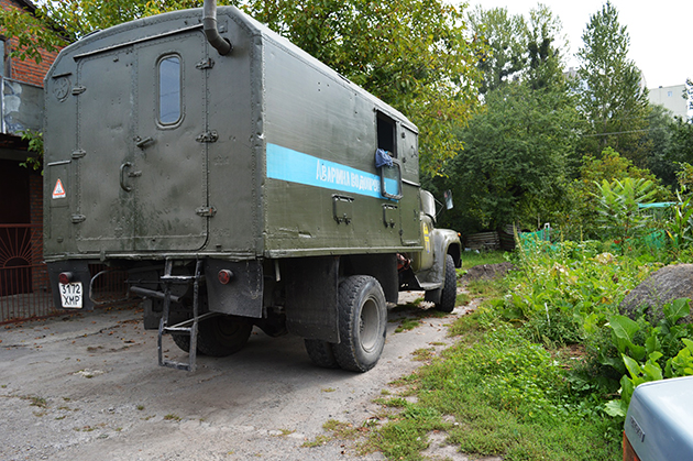 У Хмельницькому комунальники безкоштовно ремонтують водогін у приватному домогосподарстві