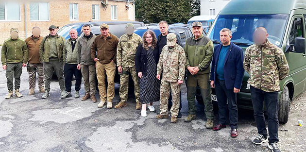 Хмельницькі “авангардівці” придбали для військових три автомобілі