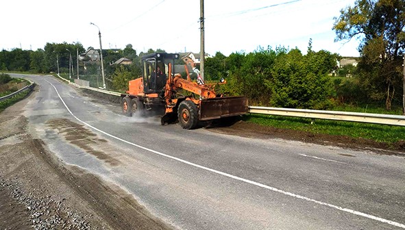 На дорогах Хмельниччини ліквідовують наслідки негоди (ФОТО)