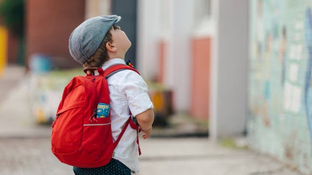 Мешканцям Хмельниччини розказали, що має бути у “тривожному рюкзаку” школяра