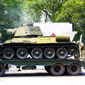 радянський танк залишає сквер у Кам’янці