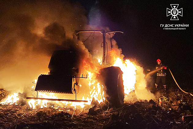 На Хмельниччині у полях горіли трактори