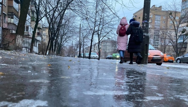 Рятувальники Хмельниччини нагадали правила безпеки під час ожеледиці