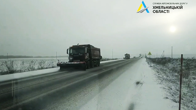 Дороги Хмельниччини очищують від снігу