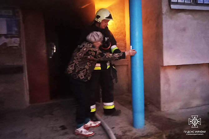 У Кам’янці на пожежі врятували жінку та дитину