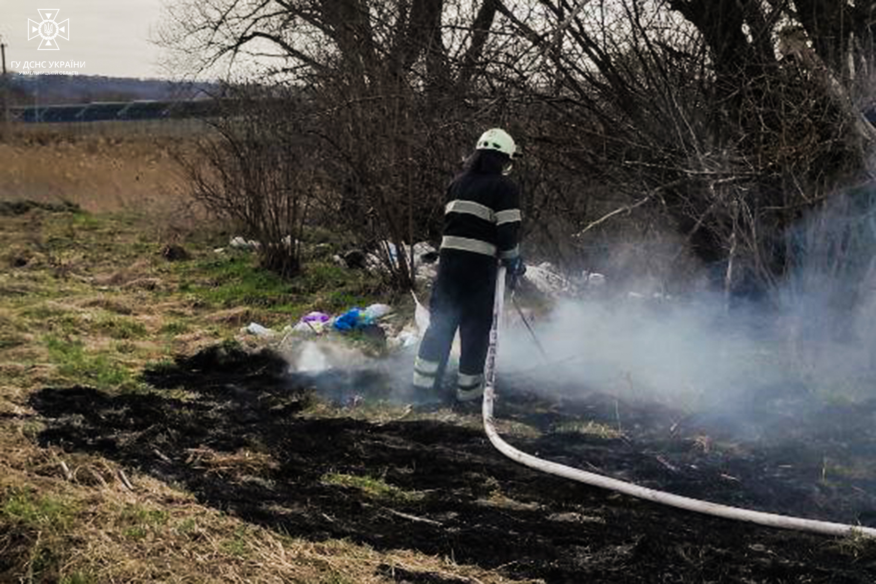 Горіли пасовища та береги: 65 разів за добу їхали на виклики рятувальники Хмельниччини (ФОТО)