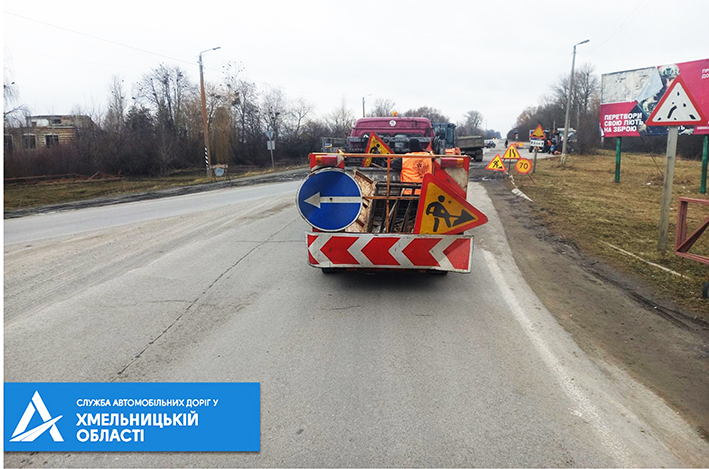 Стихійні сміттєзвалища ліквідовують дорожники на узбіччях автошляхів Хмельниччини