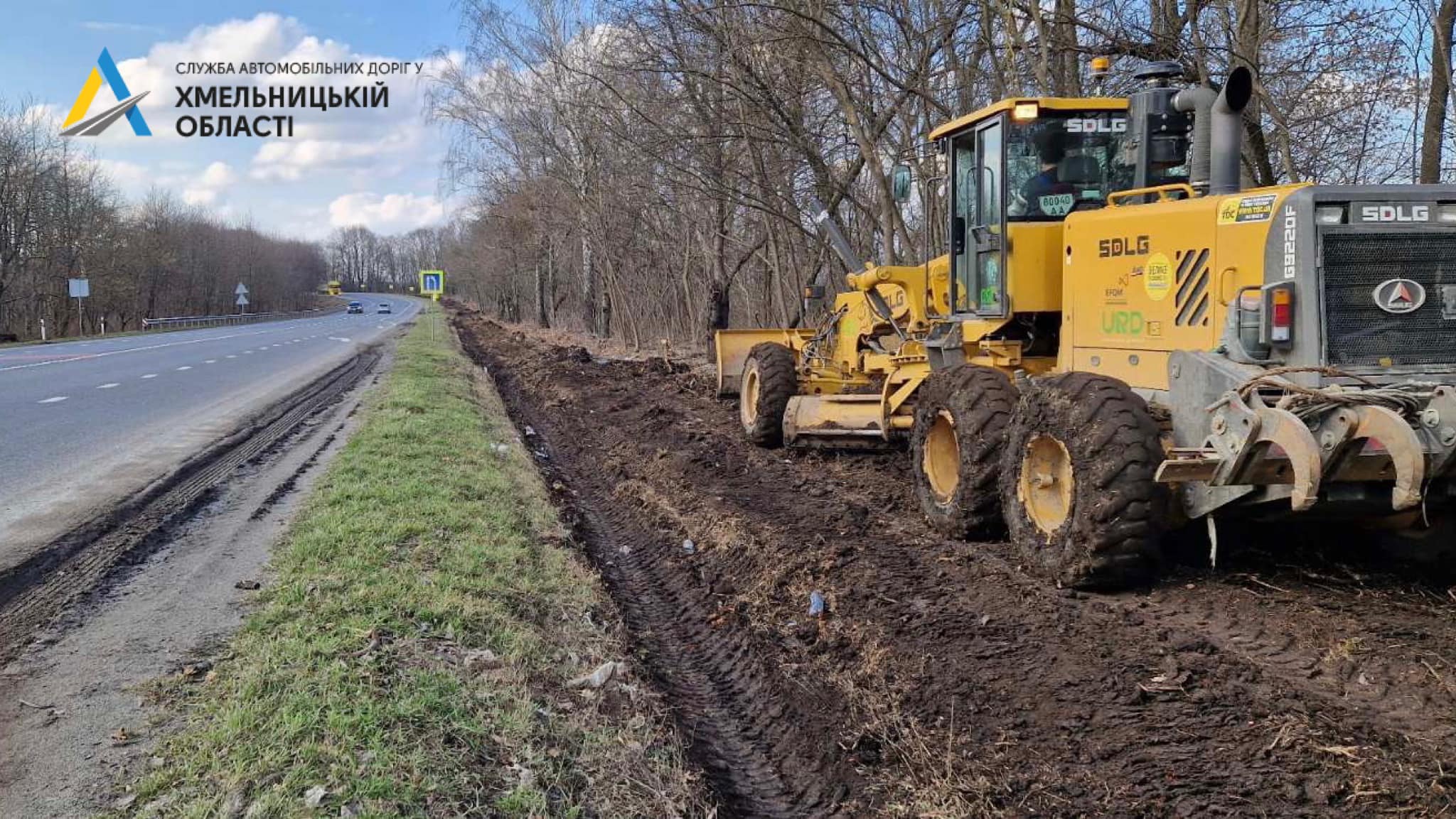 Узбіччя доріг на Хмельниччині впорядковують після зими (ФОТО)