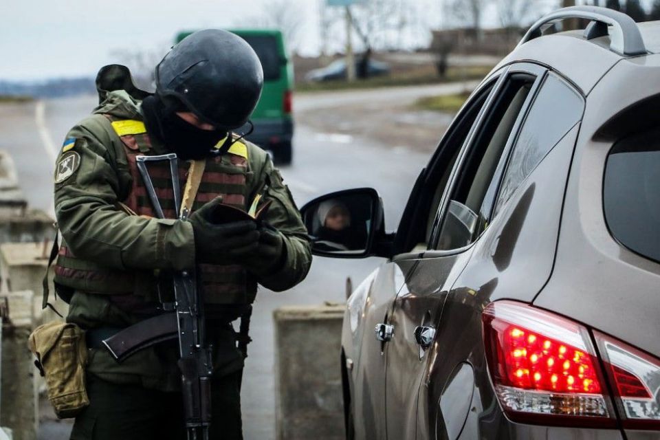 На Хмельниччині дозволили перевірку документів у цивільних осіб