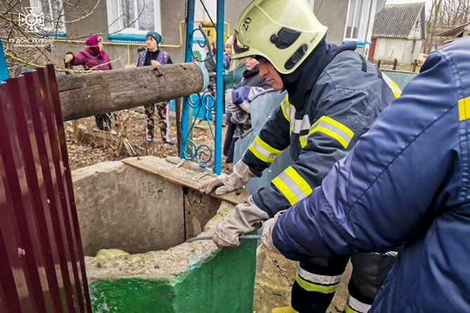 На Кам’янеччині з колодязя дістали жінку