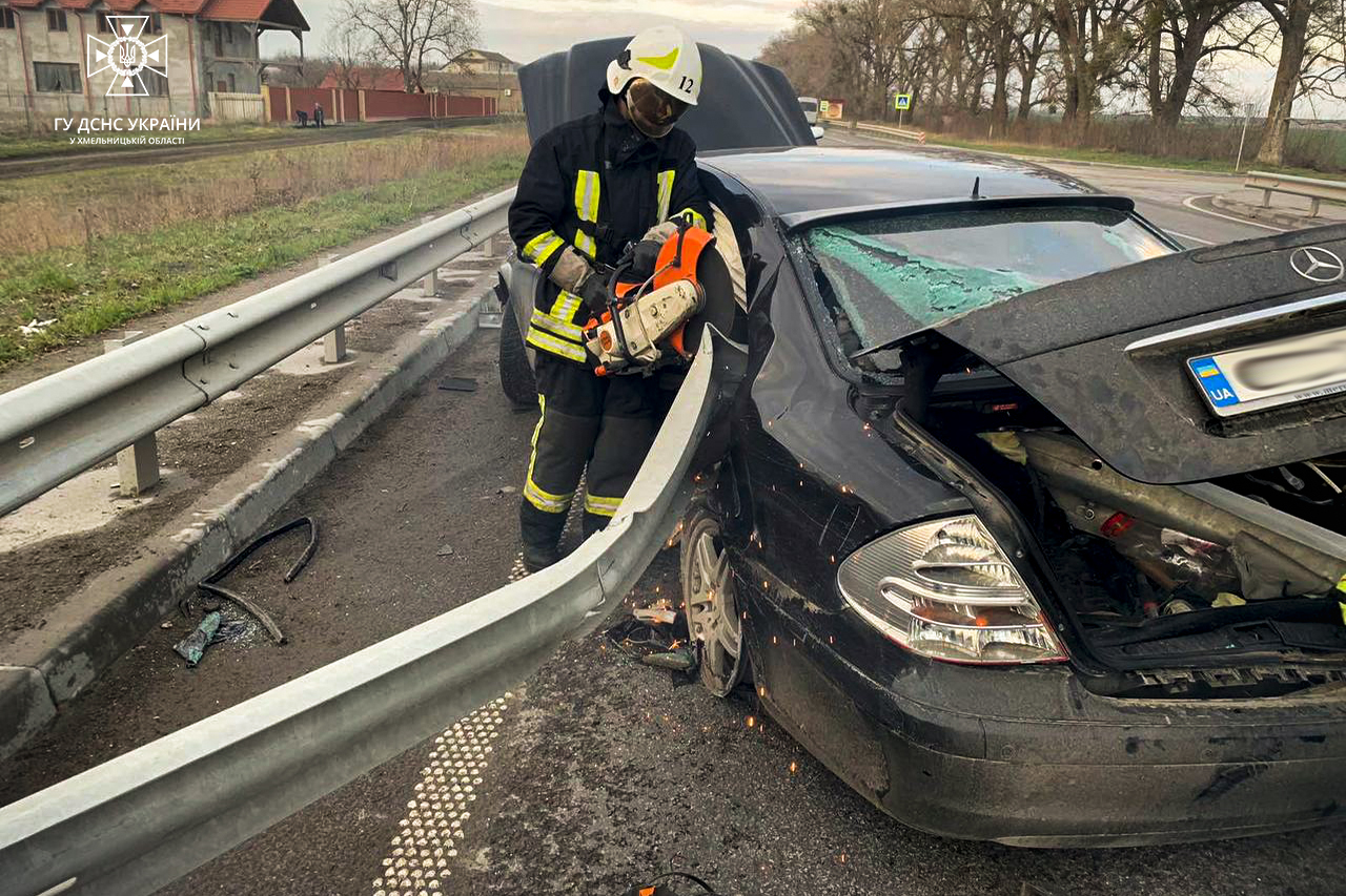 На Хмельниччині водій Mercedes врізався у відбійник